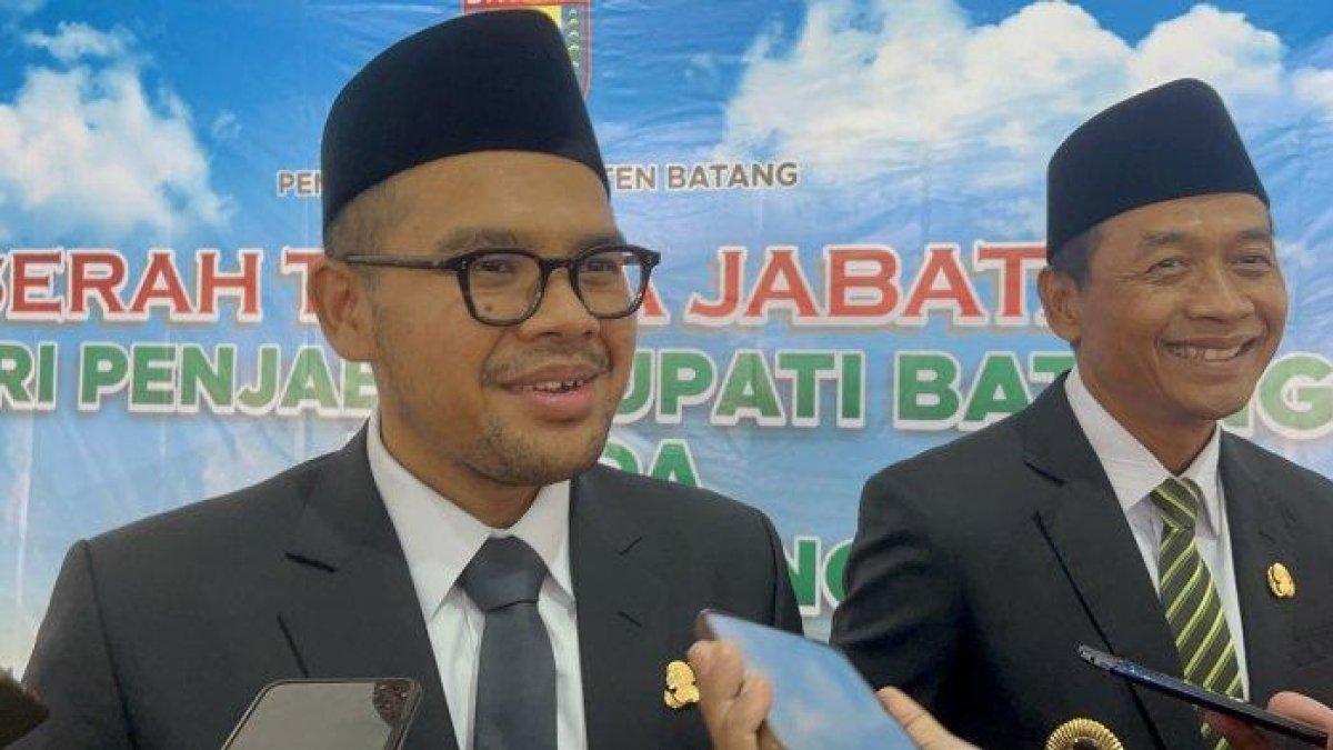 100 HARI KERJA - Bupati Batang, M Faiz Kurniawan dan Wabup Suyono saat diwawancarai usai sertijab beberapa waktu lalu.Memasuki masa jabatannya, Bupati Batang, M. Faiz Kurniawan, langsung bergerak cepat dengan menekankan percepatan pembangunan berbasis masterplan.