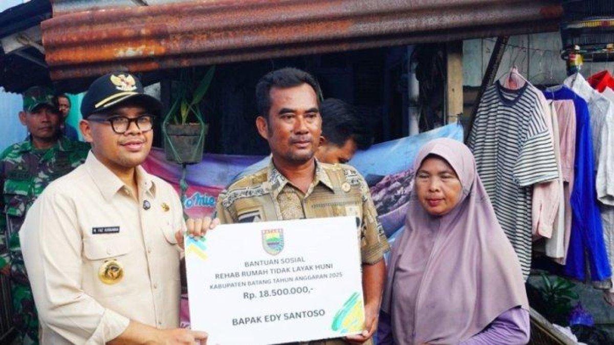 PROGRAM BUPATI BATANG - Bupati Batang, M Faiz Kurniawan menyerahkan bantuan RTLH kepada warga di Kelurahan Karangasem Selatan, Kecamatan Batang, Jumat (9/5/2025) sore. Pemkab menargetkan renovasi sedikitnya 100 RTLH setiap tahun sebagai langkah bertahap dalam menangani masalah hunian tidak layak.