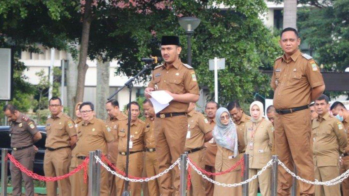 100 HARI KERJA - Bupati Bekasi Ade Kuswara Kunang bersama Wakil Bupati Bekasi Asep Surya Atmaja didampingi Sekretaris Daerah, Kepala BKPSDM dan Kepala Perangkat Daerah terkait melakukan Peninjauan ke beberapa Layanan Publik yang berada di Kompleks Pemkab Bekasi Cikarang Pusat, Senin (3/3/2025).