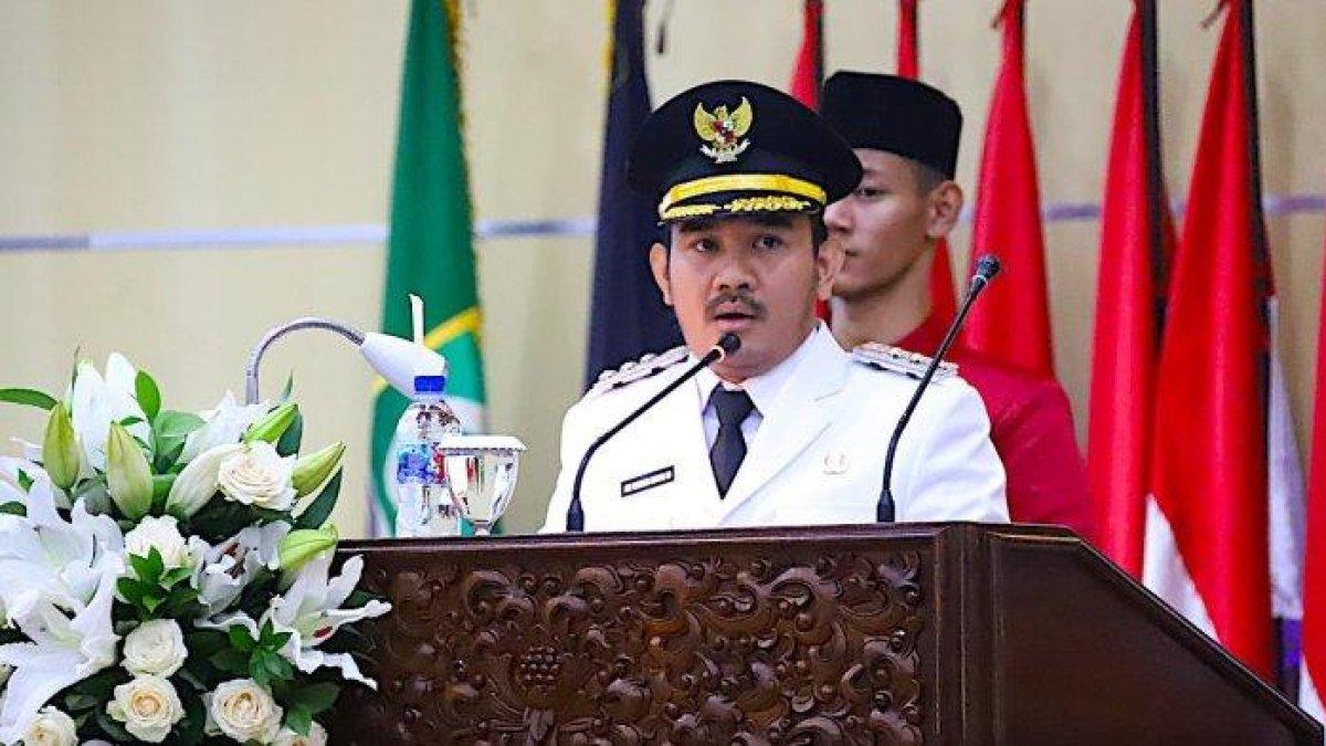 100 HARI KERJA - Bupati Bekasi, Ade Kuswara Kunang saat menyampaikan sambutannya dalam Rapat Paripurna di Gedung DPRD, Kompleks Pemkab Cikarang Pusat, Kamis (20/02/2025) kemarin. Ade paparkan program 100 hari kerjanya.