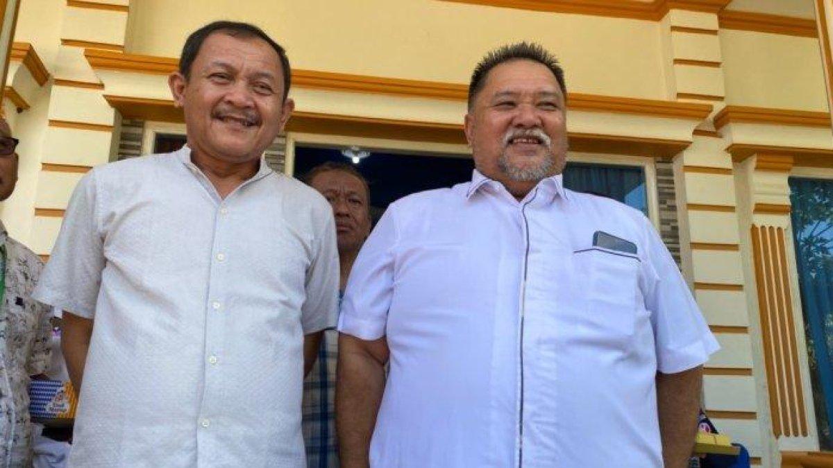 100 HARI KERJA - Bupati Bengkulu Selatan terpilih, Rifai Tajuddin (kiri) bersama Wabup Yevri Sudianto (kanan), Kamis (29/5/2025). Rifai-Yevri resmi ditetapkan sebagai Bupati dan Wakil Bupati Bengkulu Selatan terpilih hasil PSU. Keduanya berharap suasana tetap kondusif ke depan.