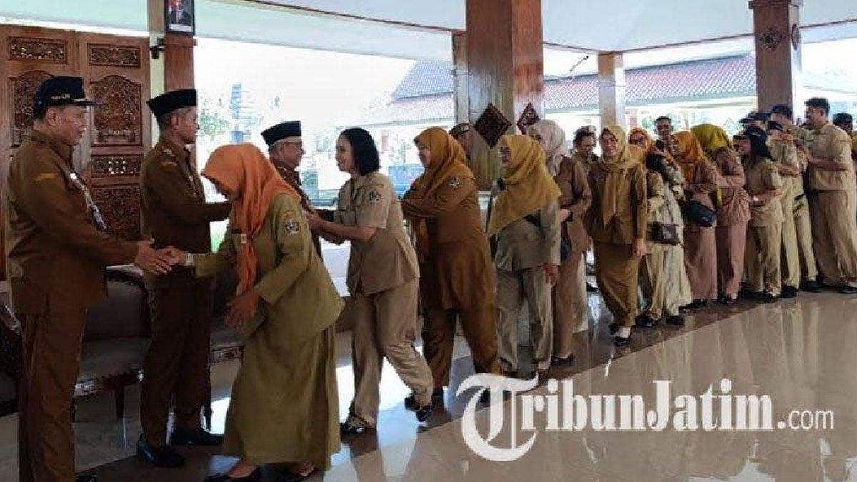100 HARI KEJAR - Bupati Blitar, Rijanto, dan Wabup Blitar, Beky Herdihansah, bersalaman dengan para pegawai di Pendopo Sasana Adhi Praja, Kantor Bupati Blitar, Kanigoro, Senin (3/3/2025). Ini menjadi hari pertama masuk kerja bagi Rijanto setelah dilantik dan mengikuti retret kepala daerah.