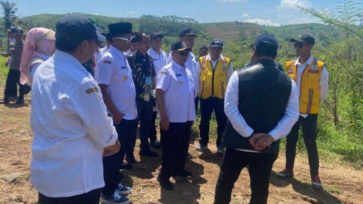 PROGRAM BUPATI BLITAR - Bupati Blitar, Rijanto dan Wabup Blitar, Beky mengecek lokasi pembebasan lahan untuk proyek JLS di Desa Tulungrejo, Kecamatan Wates, Kamis (13/3/2025). Bupati Rijanto menargetkan proses pembebasan lahan tuntas pada tahun ini.