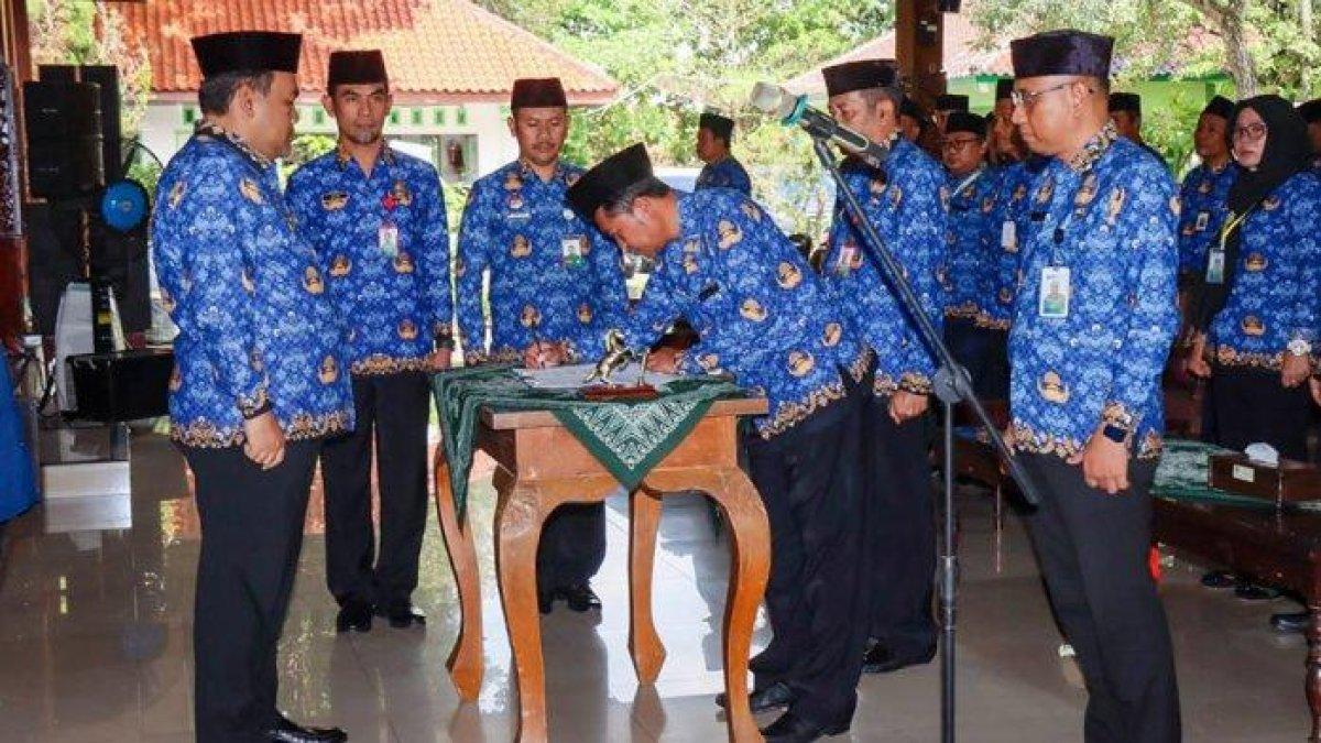 100 HARI KERJA - Bupati Blora Arief Rohman saat melakukan pelantikan puluhan pejabat di Pendopo Kabupaten, Jumat (21/3/2025). Bupati Blora lantik 39 pejabat dari lima OPD yang mengalami perubahan SOTK. Arief Rohman dorong inovasi dan tegaskan mutasi sesuai aturan.