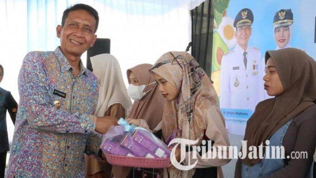 PROGRAM BUPATI BOJONEGORO - Bupati Bojonegoro, Setyo Wahono salurkan bantuan makanan tambahan bagi ibu hamil, balita, dan penderita TBC, yang dimulai secara simbolis pada 150 penerima manfaat di Puskesmas Tanjungharjo, Kecamatan Kapas, Bojonegoro, Kamis (12/6/2025). Paket bantuan meliputi susu sesuai kebutuhan, biskuit bergizi, multivitamin, serta obat-obatan khusus untuk penderita TBC.
