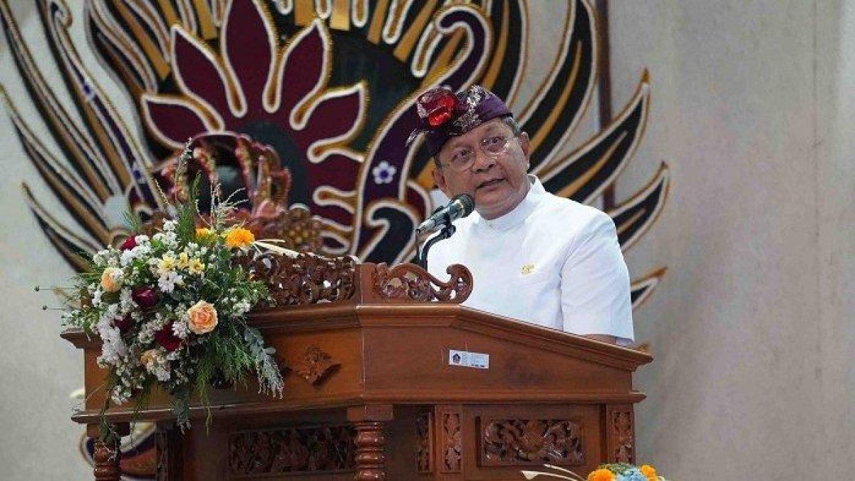 SERTIJAB KEPALA DAERAH - Bupati Buleleng, I Nyoman Sutjidra saat memberi pidato dalam acara rapat Paripurna dengan agenda serah terima jabatan dan penyampaian pidato Bupati Buleleng periode 2025-2030, Rabu (5/3).