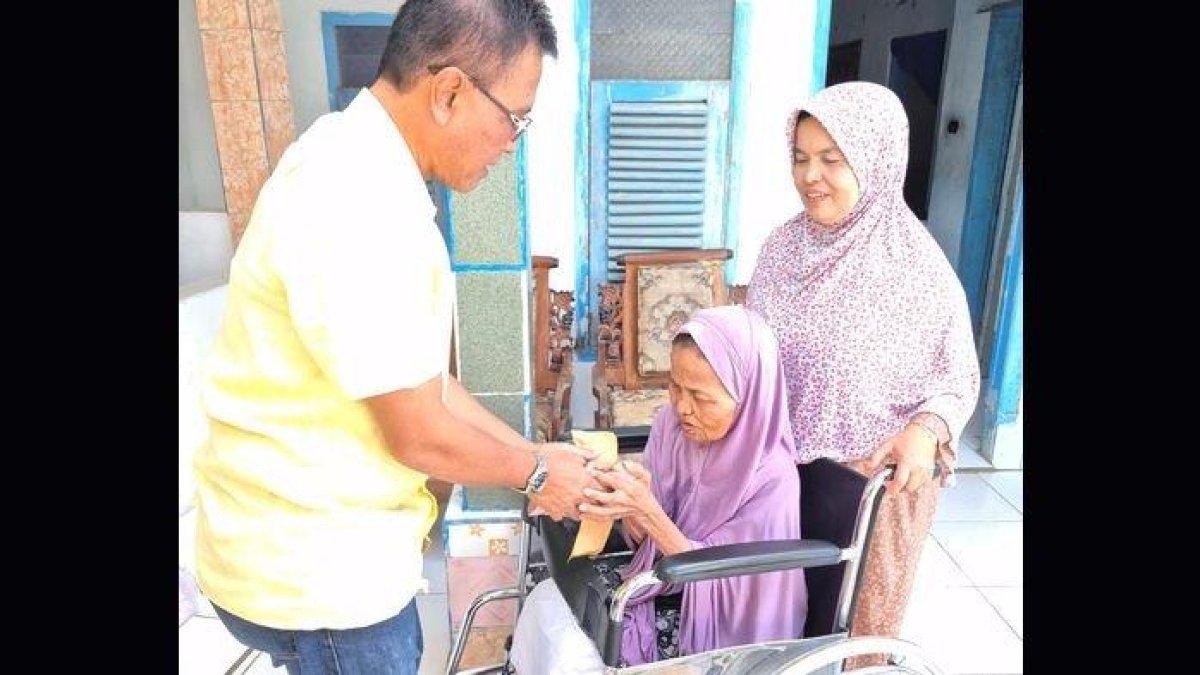 PROGRAM BUPATI CIAMIS - Bupati Ciamis Herdiat Sunarya saat meninjau Rutilahu dan menyerahkan bantuan renovasi sebesar Rp20 juta untuk keluarga Maad, dan Rp10 juta beserta paket sembako untuk keluarga Halimah, Minggu (8/6/2025).