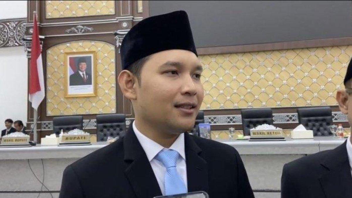 BUPATI WAHYU - Bupati Cianjur, Mohammad Wahyu Ferdian, saat berbicara soal efisiensi anggaran, Minggu (23/2/2025). Bupati Cianjur Mohammad Wahyu Ferdian menyebut, siswa terindikasi LGBT hingga kecanduan game online akan diberi pendidikan bela negara dengan dikirim ke barak militer.