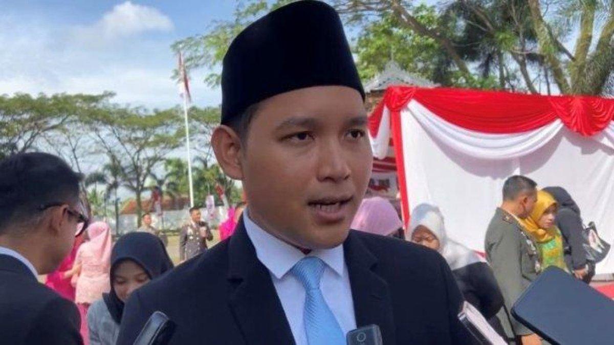 PROGRAM BUPATI CIANJUR - Bupati Cianjur, Mohammad Wahyu Ferdian, saat memberikan keterangan kepada wartawan, Selasa (1/7/2025). Cianjur siap melaksanakan sekolah swasta gratis.