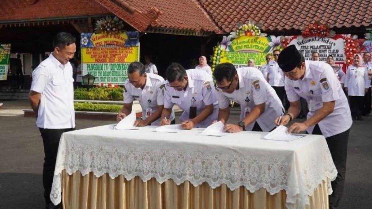 100 HARI KERJA - Bupati Cilacap Syamsul Auliya Rachman menyaksikan kepala OPD menandatangani pakta integritas saat apel perdana di halaman Pendopo Wijayakusuma Cakti Cilacap, Jumat (21/2/2025). Dalam pakta integritas itu, kepala OPD ditantang menjaga integritas, di antaranya tidak main proyek, tidak jual beli jabatan, dan tidak gratifikasi.