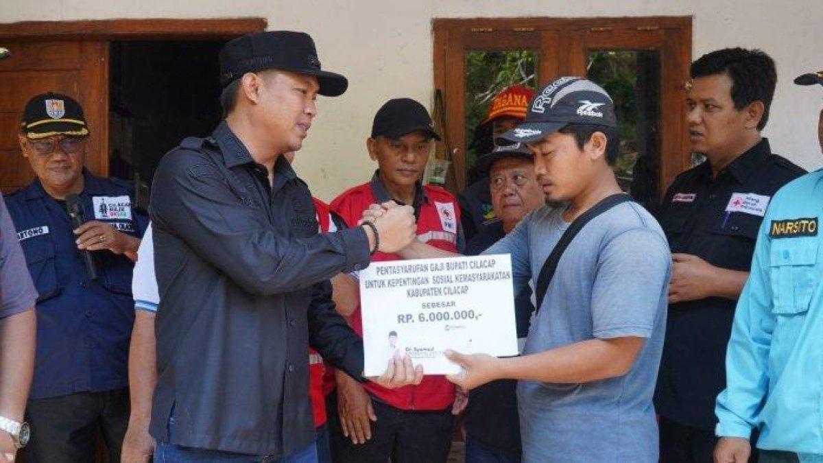 100 HARI KERJA - Bupati Cilacap Syamsul Auliya Rachman saat menyerahkan bantuan kepada pengurus Ponpes Al-Huda paska bencana tanah longsor. Minggu (9/3/2025). Bantuan sebesar Rp6 juta itu merupakan gaji Bupati Syamsul untuk bulan Maret 2025.