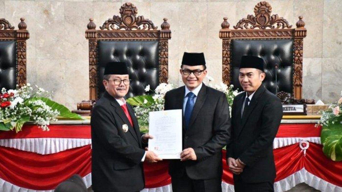 100 HARI KERJA - Bupati Cirebon, Imron Rosyadi, memaparkan visi dan misinya dalam rapat paripurna serah terima jabatan Bupati dan Wakil Bupati Cirebon periode 2025-2030 di Gedung DPRD Kabupaten Cirebon, Rabu (5/3/2025) sore.