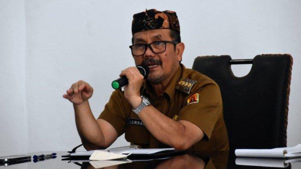 IMRON ROSYADI - Bupati Cirebon, Imron Rosyadi, saat rapat koordinasi kepala puskesmas se-Kabupaten Cirebon di Pendopo Bupati Cirebon, Jalan Kartini, Kota Cirebon, Selasa (12/4/2022). Imron Rosyadi pemenang Pilkada Cirebon 2025.