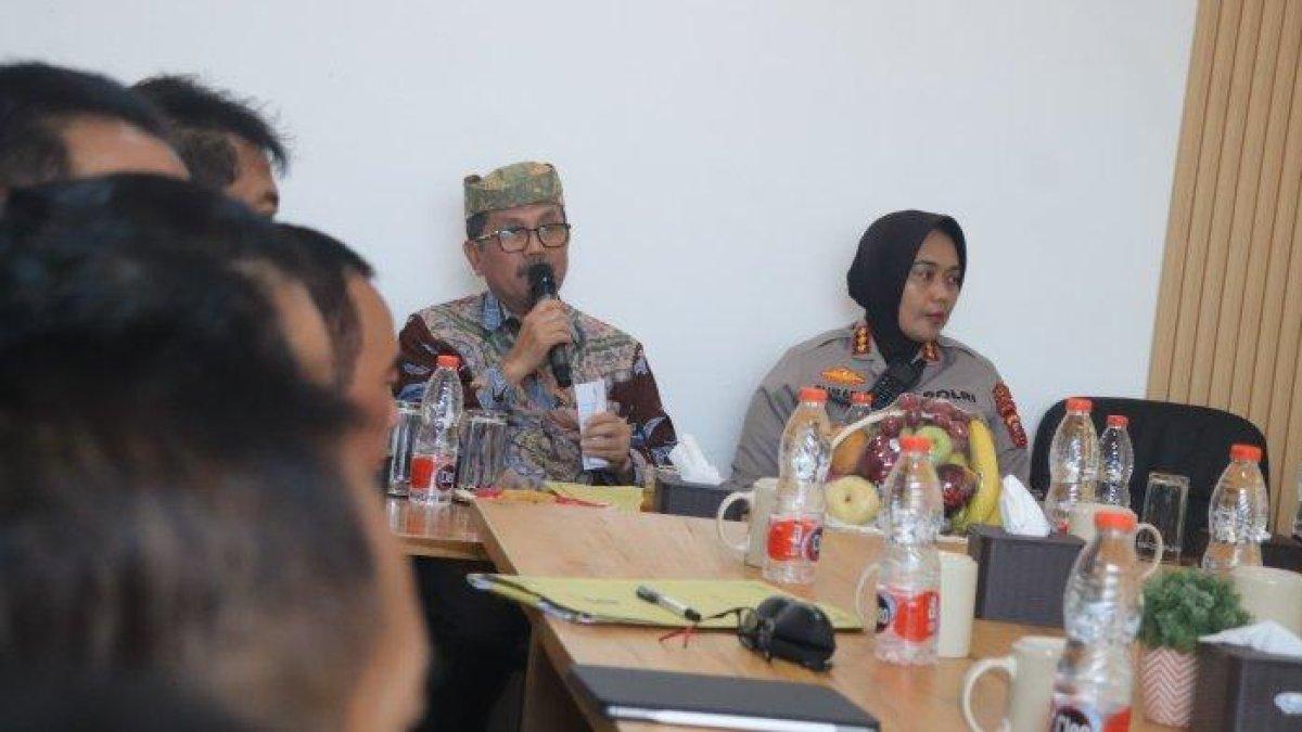 100 HARI KERJA - Bupati Cirebon, Imron saat melakukan pertemuan dengan sejumlah tokoh masyarakat Cirebon Timur membahas perbaikan jalan, pada Kamis (10/4/2025) kemarin.