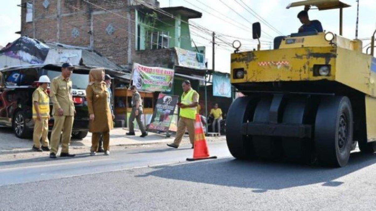 100 HARI KERJA - Bupati Etik Suryani memantau perbaikan jalan di Sukoharjo. Pemerintah Kabupaten (Pemkab) Sukoharjo tengah mempersiapkan peningkatan kualitas infrastruktur dalam hal perbaikan jalan.
