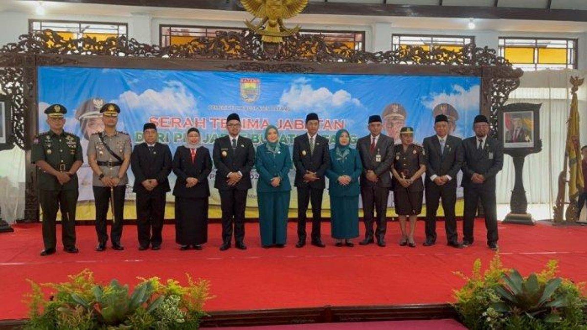100 HARI KERJA - Serah terima jabatan Pj Bupati Batang Lani Dwi Rejeki kepada Bupati Batang Faiz Kurniawan dan Wabup Suyono di Pendopo Kabupaten, Selasa (4/3/2025). Bupati Faiz menegaskan bahwa program-program penting tidak akan terganggu meski efisiensi anggaran yang ditetapkan.
