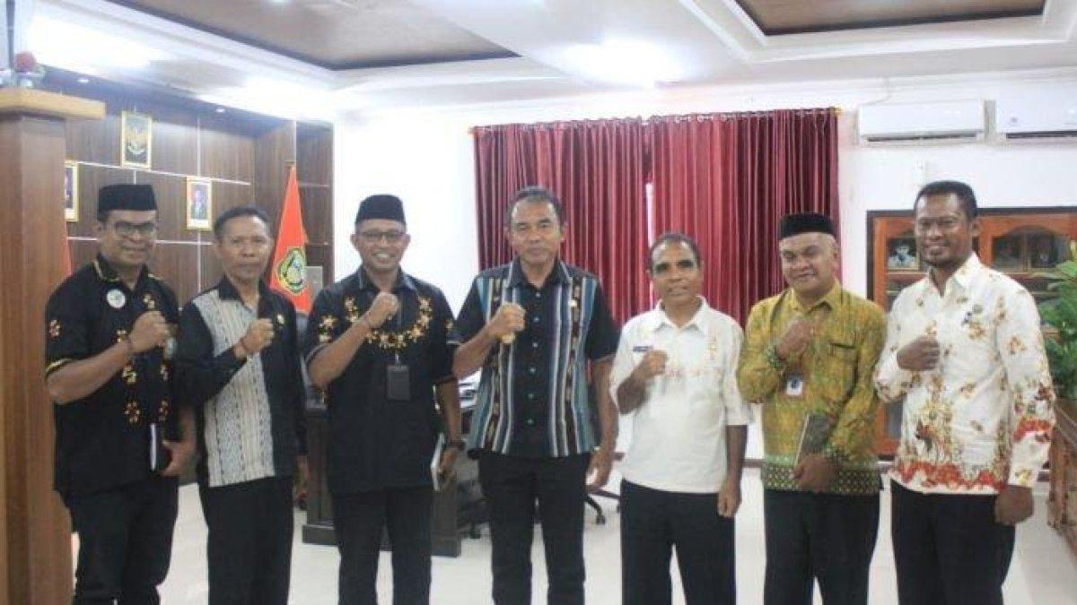100 HARI KERJA - Bupati Flores Timur, Antonius Doni Dihen berpose bersama saat menyambut Kakan Kemenag Flores Timur, Yosef Aloysius Babaputra dan jajaran, Kamis, 13 Maret 2025.