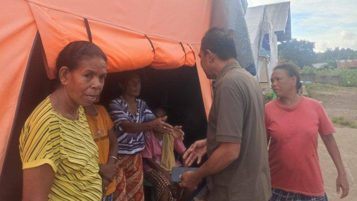100 HARI KERJA - Bupati Flores Timur, Antonius Doni Dihen saat mengunjungi para penyintas bencana Gunung Lewotobi Laki-laki, Rabu, 12 Maret 2025.