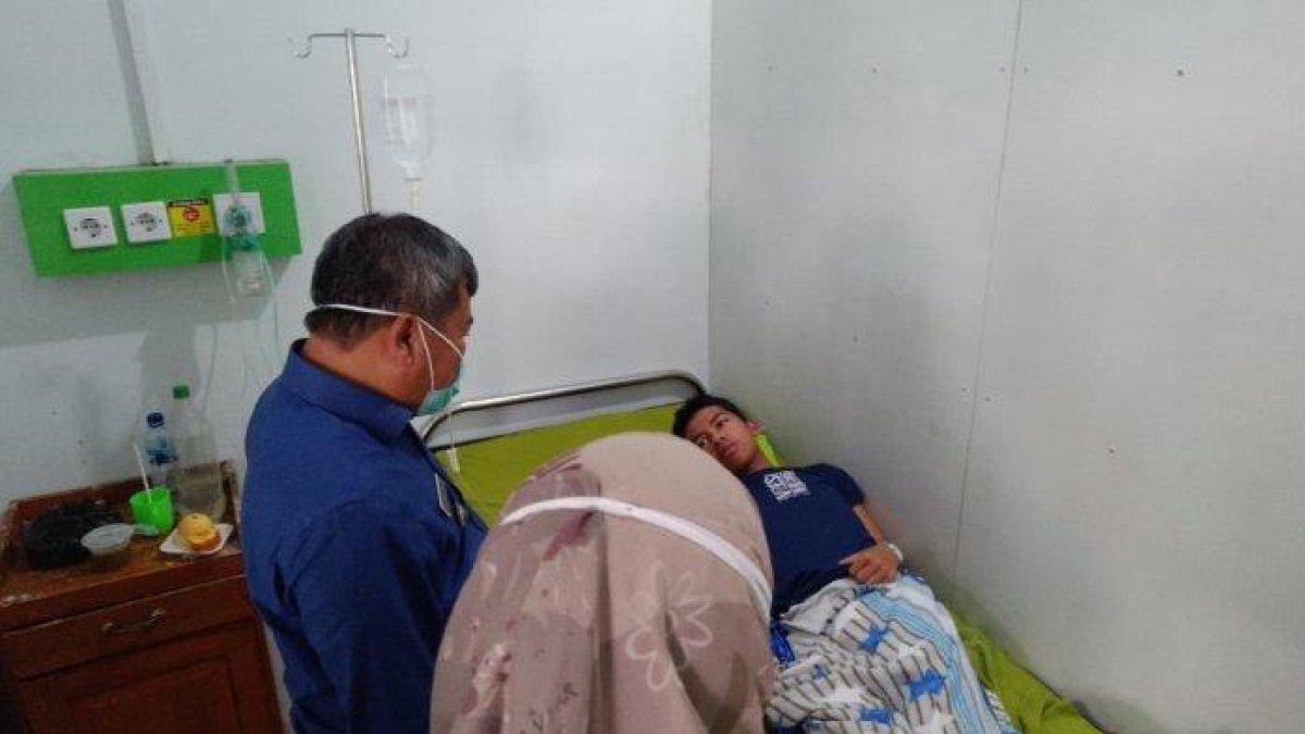 Bupati Garut Rudy Gunawan mengunjungi pasien keracunan makanan Sate Jebred di PKM Cilawu, Selasa (10/9/2023) siang.