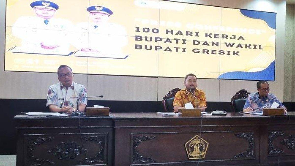 100 HARI KERJA - Bupati Gresik Fandi Akhmad Yani dan Wabup Gresik dr Asluchul Alif saat memaparkan soal Program Quick Win 100 Hari Kerja di Ruang Putri Cempo, Kantor Bupati Gresik, Jumat (21/3/2025).