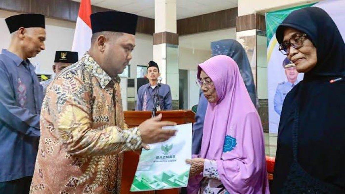 100 HARI KERJA - Kepedulian Bupati Gresik Fandi Akhmad Yani atau Gus Yani saat menyalurkan bantuan sosial kepada para tukang becak dan dhuafa di ruang Putri Mijil Kompleks Pendopo Kabupaten Gresik, Jawa Timur (Jatim), Kamis (17/4/2025).