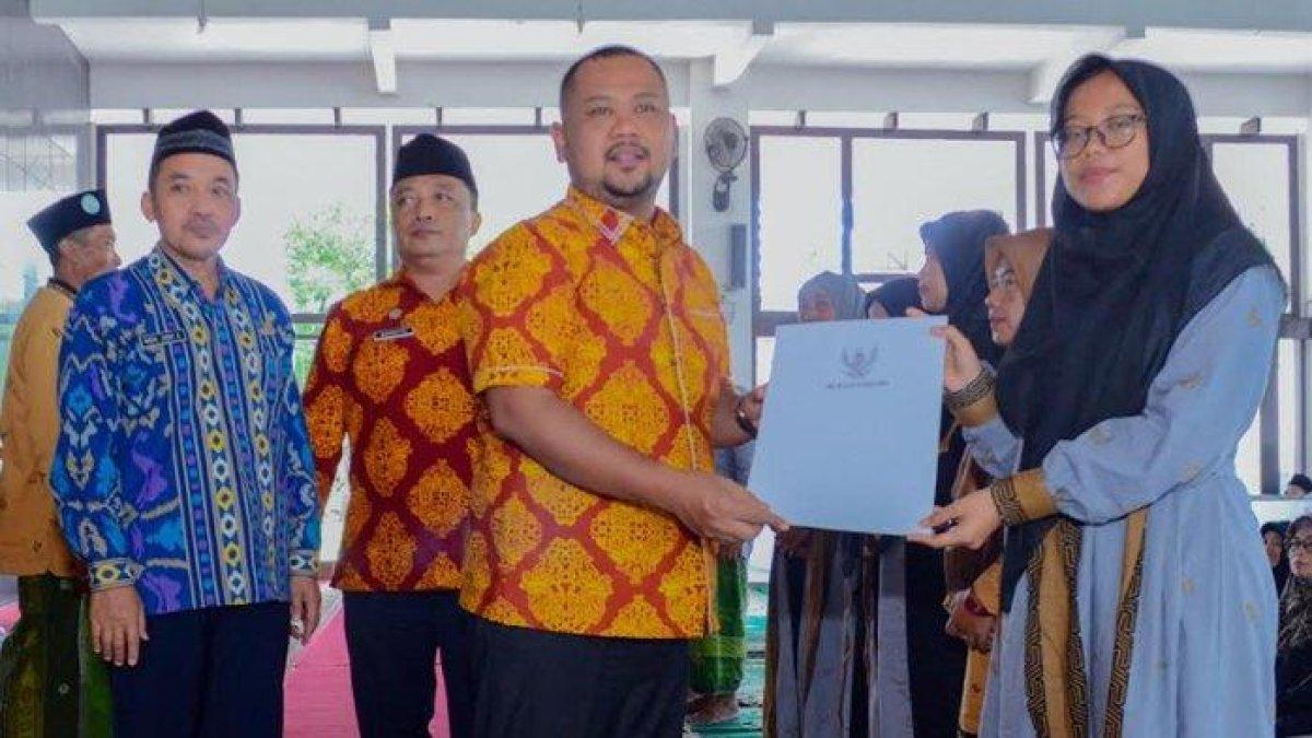 PROGRAM BUPATI GRESIK - Bupati Gresik Fandi Akhmad Yani menyalurkan insentif kepada huffadz di Masjid Al-Inabah, Kantor Bupati Gresik, Kamis (26/6/2025). Total ada 1.100 huffadz menerima bantuan ini.