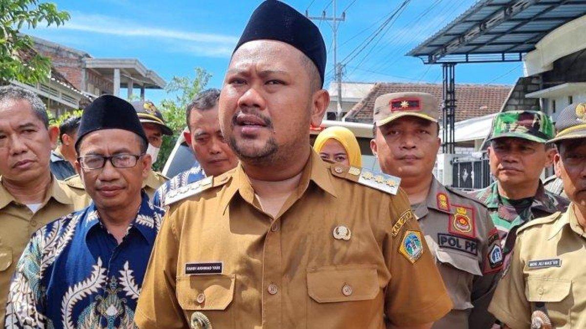 SOSOK BUPATI GRESIK - Bupati Gresik Fandi Akhmad Yani (tengah) usai mengunjungi warga terdampak bencana angin puting beliung di Desa Gedangkulut, Senin (9/1/2023).