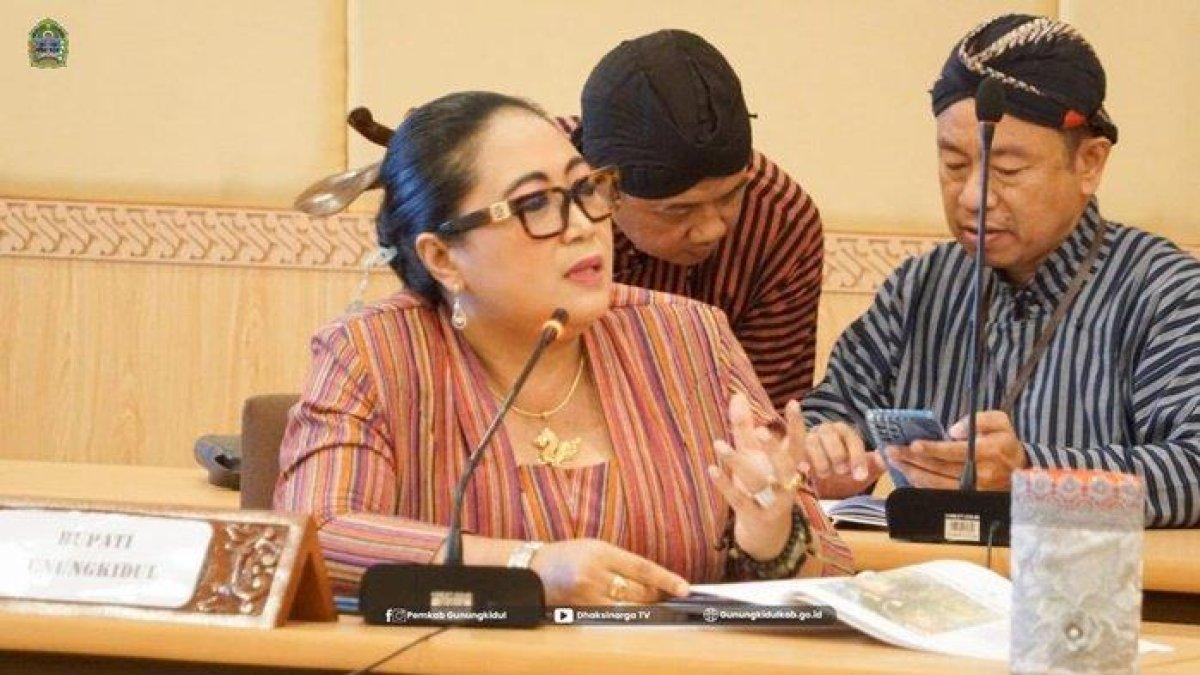 100 HARI KERJA - Bupati Gunungkidul, Endah Subekti, saat menyampaikan komitmennya di Gedhong Pracimasana, Kompleks Kepatihan, Yogyakarta, Kamis (27/03/2025).