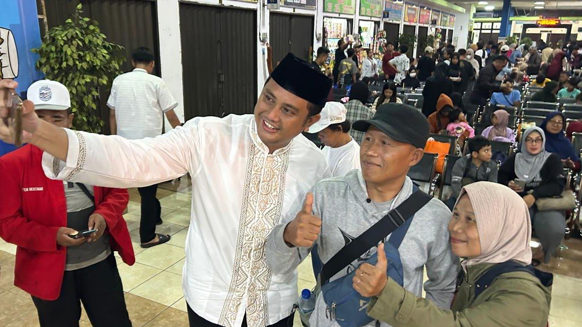 MUDIK GRATIS KLATEN - Bupati Hamenang Wajar Ismoyo berswafo dengan peserta program mudik gratis dari Pemkab Klaten di Terminal Ir. Soekarno, Kecamatan Klaten Tengah, Klaten, Rabu (26/3/2025) malam.