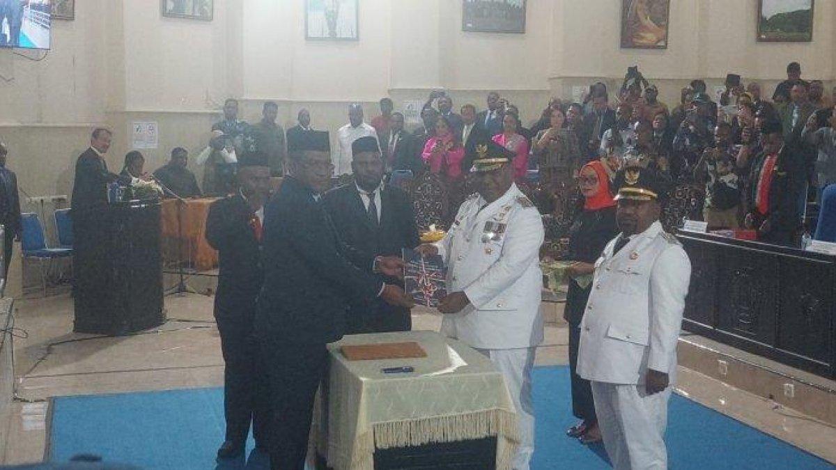 100 HARI KERJA - Bupati Jayawijaya Athenius Murip dan Wakil Bupati Ronny Elopere saat serah terimah jabatan di Ruang Sidang DPRK, Jayawijaya, Selasa, (04/03/2025). 100 hari kerja kepemimpinan, mereka akan mengaudit aset dan keuangan pemkab.