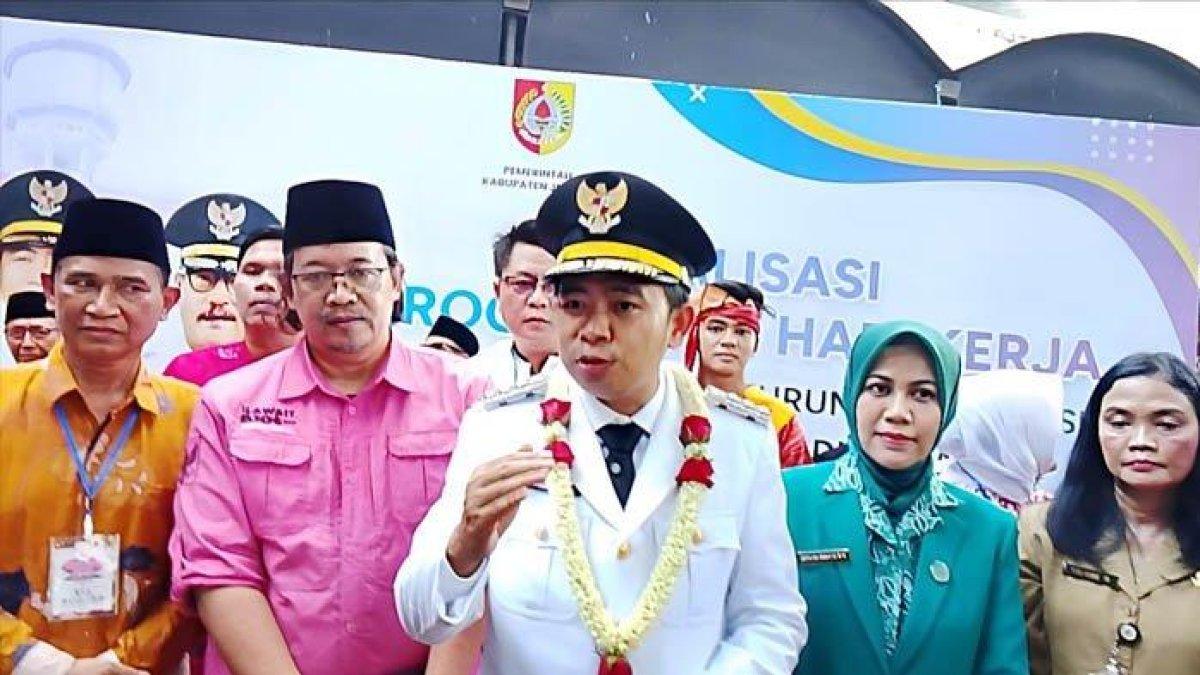100 HARI KERJA - Bupati Jember Muhammad Fawait saat di Pasar Tanjung Jember, Jawa Timur, Senin (3/3/2025), Gus Fawait turunkan retribusi untuk pedagang pasar tradisional di Jember.