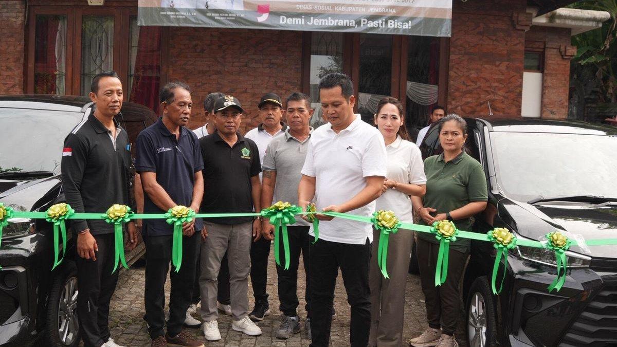 100 HARI KERJA - Bupati Jembrana I Made Kembang Hartawan meresmikan layanan mobil antar-jemput pasien rawat jalan ke luar daerah sebagai bagian dari program unggulan 100 hari kerja. Layanan ini disediakan gratis untuk masyarakat kurang mampu di Jembrana.