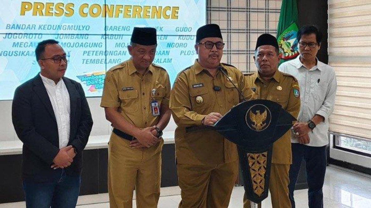 100 HARI KERJA - Bupati Jombang, Warsubi dan Wakil Bupati Jombang, KH Salmanudin Yazid menggelar konferensi pers kinerja 100 hari pertama di gedung Pemkab Jombang, Selasa (8/4/2025). Ia menyinggung jual beli jabatan hingga percepatan perbaikan jalan.