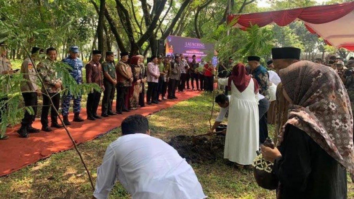PROGRAM BUPATI JOMBANG - Bupati Jombang Warsubi saat Melaunching Program Satu Pohon Satu Pernikahan di Taman Kebon Rojo, Kecamatan Peterongan, Kabupaten Jombang, Jawa Timur pada Sabtu (17/5/2025). Luncurkan sejumlah program dalam rangka 100 hari kerja bupati dan wakil bupati Jombang.