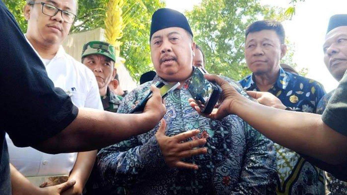 100 HARI KERJA - Bupati Jombang Warsubi saat diwawancarai awak media setelah hadir dalam agenda panen raya di Desa Plosogeneng, Kecamatan/Kabupaten Jombang, Jawa Timur pada Senin (7/4/2025). Program wifi gratis ditarget bisa mencakup 302 desa dan 4 kelurahan di Jombang.