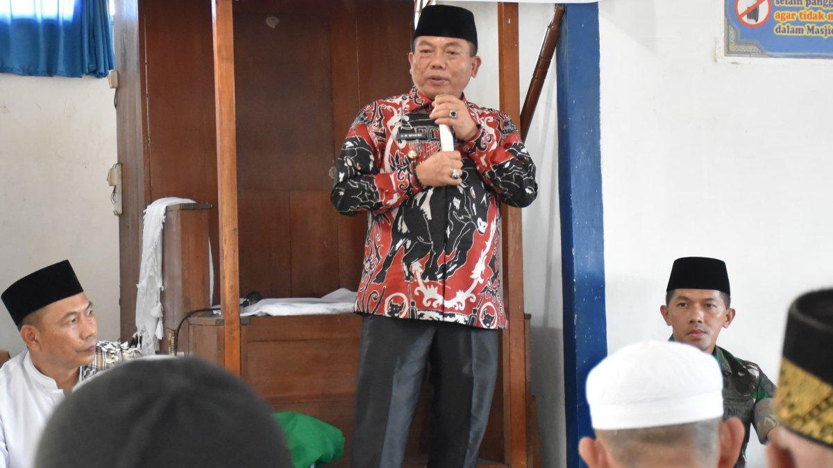 BUPATI KAPUAS - Bupati Kapuas H Muhammad Wiyatno didampingi Sekda Kapuas Septedy sejumlah Kepala OPD saat melaksanakan Safari Ramadhan di Masjid Al-Manar, Desa Tambun Raya, Kecamatan Basarang, Kamis (13/3).