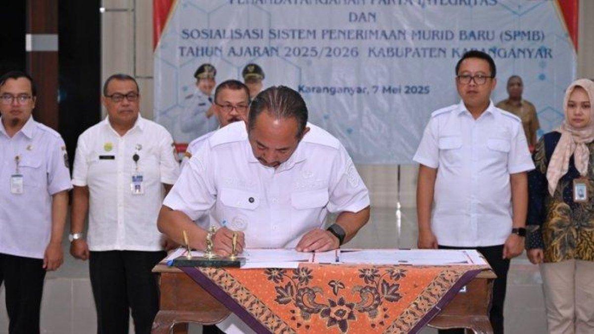 PROGRAM BUPATI KARANGANYAR - Bupati Karanganyar, Rober Christanto menandatangani pakta integritas SPMB 2025 di Aula Disdikbud Karanganyar pada Rabu (7/5/2025).