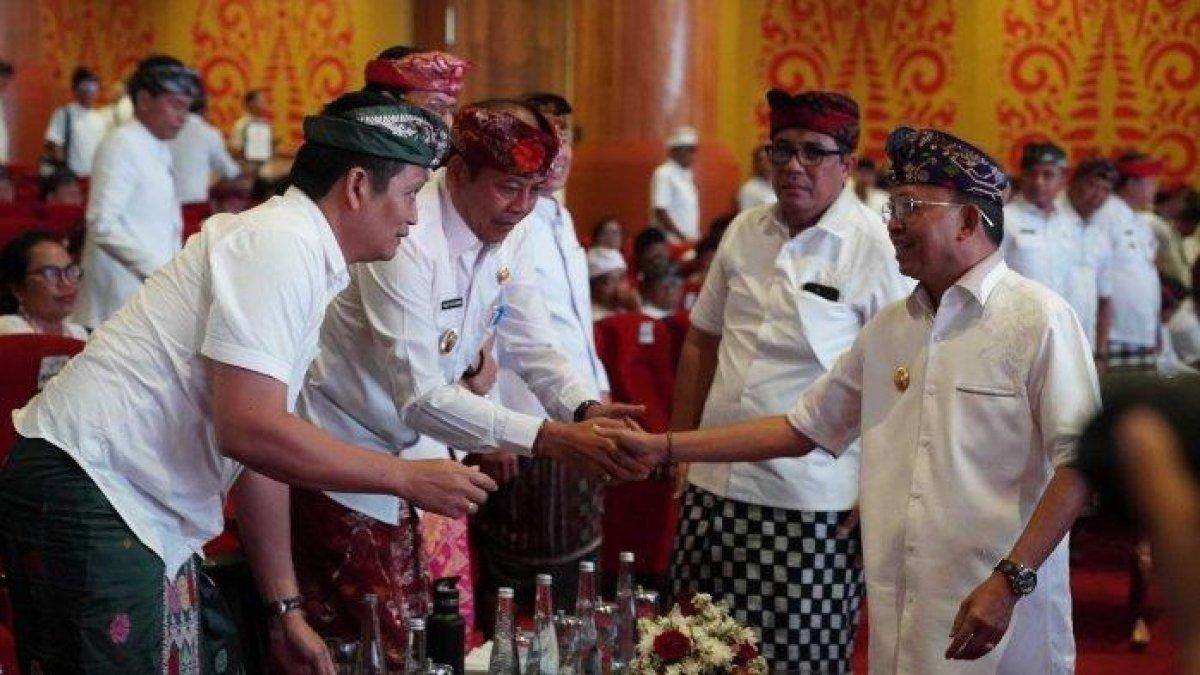 100 HARI KERJA - Bupati Karangasem, I Gusti Putu Parwata, bersama Wakil Bupati Pandu Prapanca Lagosa, menghadiri Rapat Koordinasi Pemerintahan Daerah Provinsi, Kota, dan Kabupaten se-Bali, Rabu 12 Maret 2025. Bupati Parwata: Pembangunan Karangasem Nyegara Gunung, Hubungkan Potensi Laut dan Pegunungan.