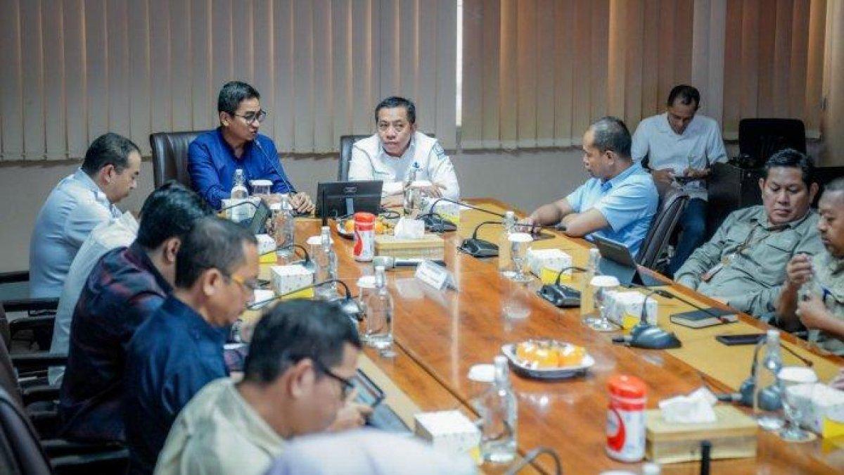 100 HARI KERJA - Bupati Karawang saat membahas KRL