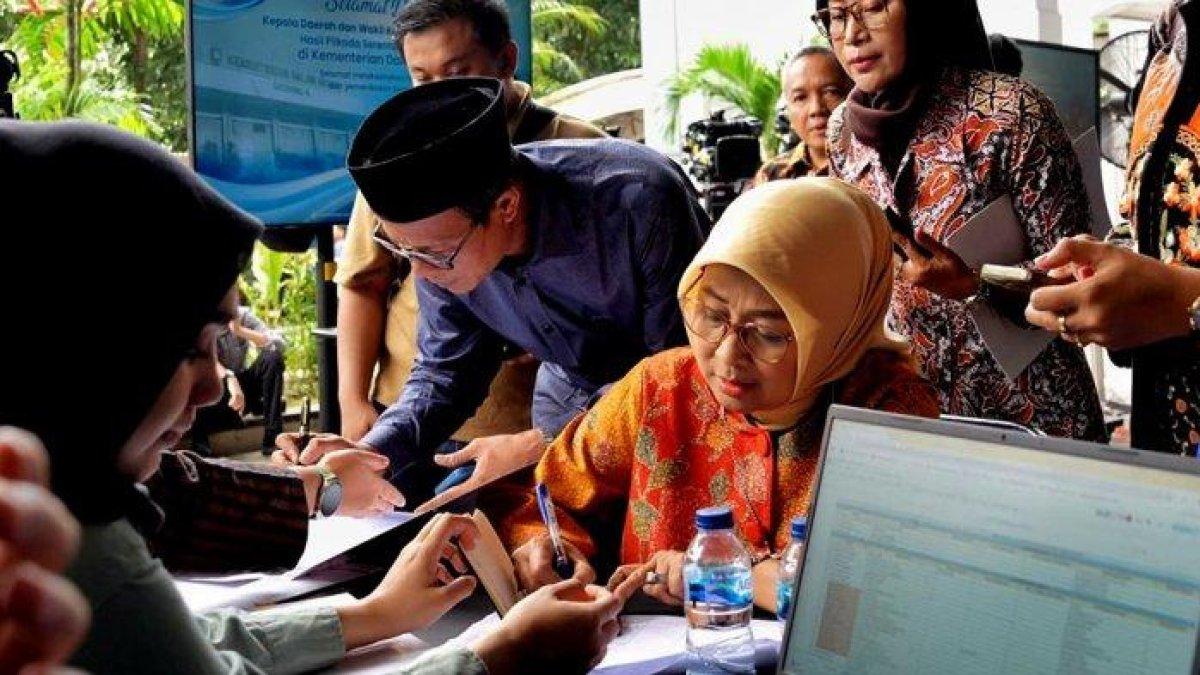 PROGRAM BUPATI KEBUMEN - Bupati dan Wakil Bupati Terpilih Kebumen, Lilis-Zaeni, saat melakukan registrasi di Kantor Kemendagri, Minggu 16 Februari 2025. Lilis Nuryani melakukan perjalanan ke Paris, Prancis, untuk menerima sertifikat Geopark Kebumen yang telah ditetapkan sebagai Global Geopark oleh UNESCO.