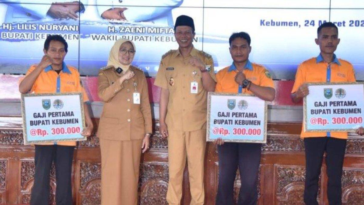 100 HARI KERJA - Bupati Kebumen Lilis Nuryani menyerahkan gaji pertamanya sebagai Bupati kepada 20 tenaga kebersihan yang bekerja pada dinas Dinas Lingkungan Hidup, Kelautan dan Perikanan. Masing-masing dari mereka mendapat Rp300.000.