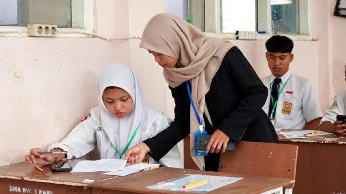 PENDIDIKAN DI KEDIRI - Bupati Kediri, Hanindhito Himawan Pramana mencatat ada 6.000 anak di Kabupaten Kediri yang sebelumnya terputus akses pendidikannya kini berhasil kembali duduk di bangku sekolah. Berdasarkan data pokok pendidikan (Dapodik), angka anak tidak sekolah yang semula hampir menyentuh 12 ribu jiwa pada 2024 kini turun signifikan menjadi 5.027 anak per awal Mei 2025, Senin (16/6/2025).