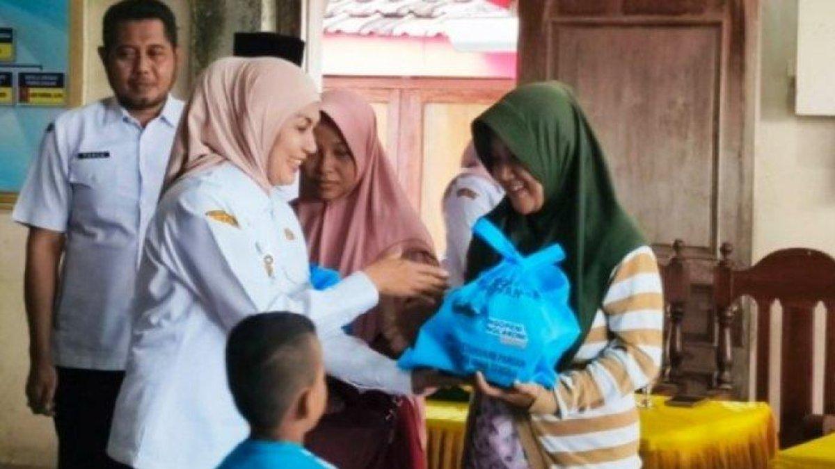 PROGRAM BUPATI KENDAL - Bupati Kendal Dyah Kartika Permanasari menyalurkan bantuan untuk anak berpotensi stunting di Kecamatan Patebon, Selasa (20/5/2025). Penyaluran dilakukan selama 8 bulan dan dievaluasi sebulan sekali.