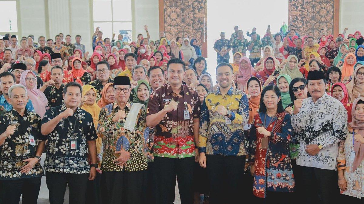 JANJI BUPATI HAMENANG - Bupati Klaten Hamenang Wajar Ismoyo dan Wabup Benny Indra Ardhianto bersama guru saat Halal Bihalal keluarga besar Disdik Klaten yang digelar di Grha Bung Karno, Kelurahan Buntalan, Kecamatan Klaten Tengah, Klaten, Selasa (22/4/2025).