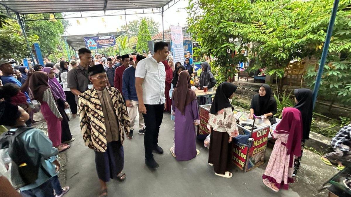 INFO KLATEN - Bupati Klaten Hamenang Wajar Ismoyo berkeliling membeli makanan yang dijajakan warga setempat saat Festival Jamada 2 yang berlokasi di Desa Jomboran, Kecamatan Klaten Selatan, Klaten, pada Minggu (2/3/2025).