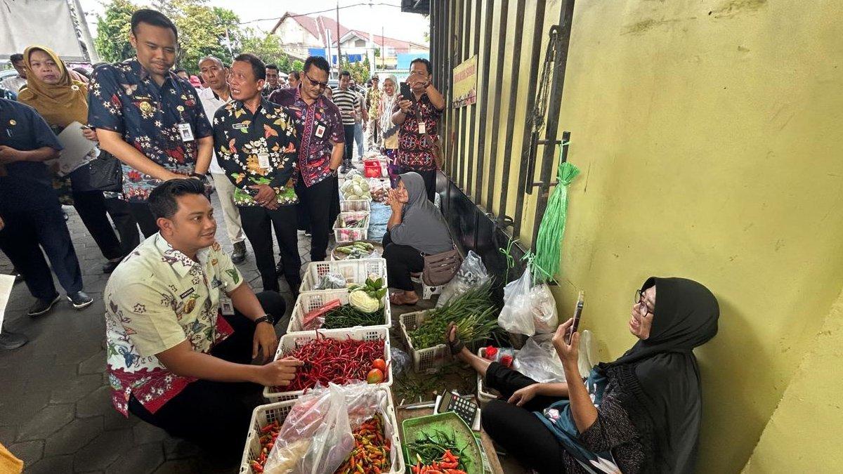 INFO KLATEN - Bupati Klaten Hamenang Wajar Ismoyo didampingi Wabup Benny Indra Ardhianto bersama jajaran melakukan inspeksi mendadak (sidak) harga komoditas bahan pokok di Pasar Srago, Kecamatan Klaten Tengah, Klaten, pada Selasa (18/3/2025).