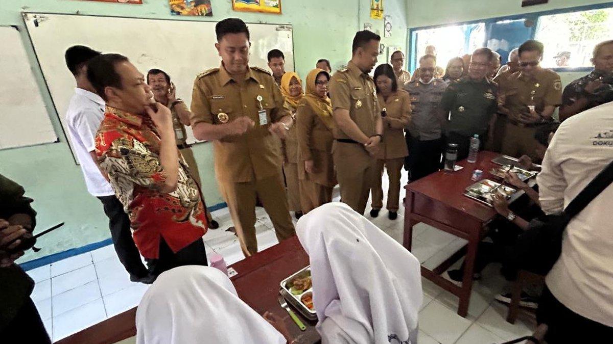 MBG DI KLATEN - Bupati Klaten Hamenang Wajar Ismoyo didampingi Wakil Bupati (Wabup) Benny Indra Ardhianto meninjau salah satu sekolah penerima program MBG, yakni SMP N 1 Juwiring, Klaten, Senin (19/5/2025).