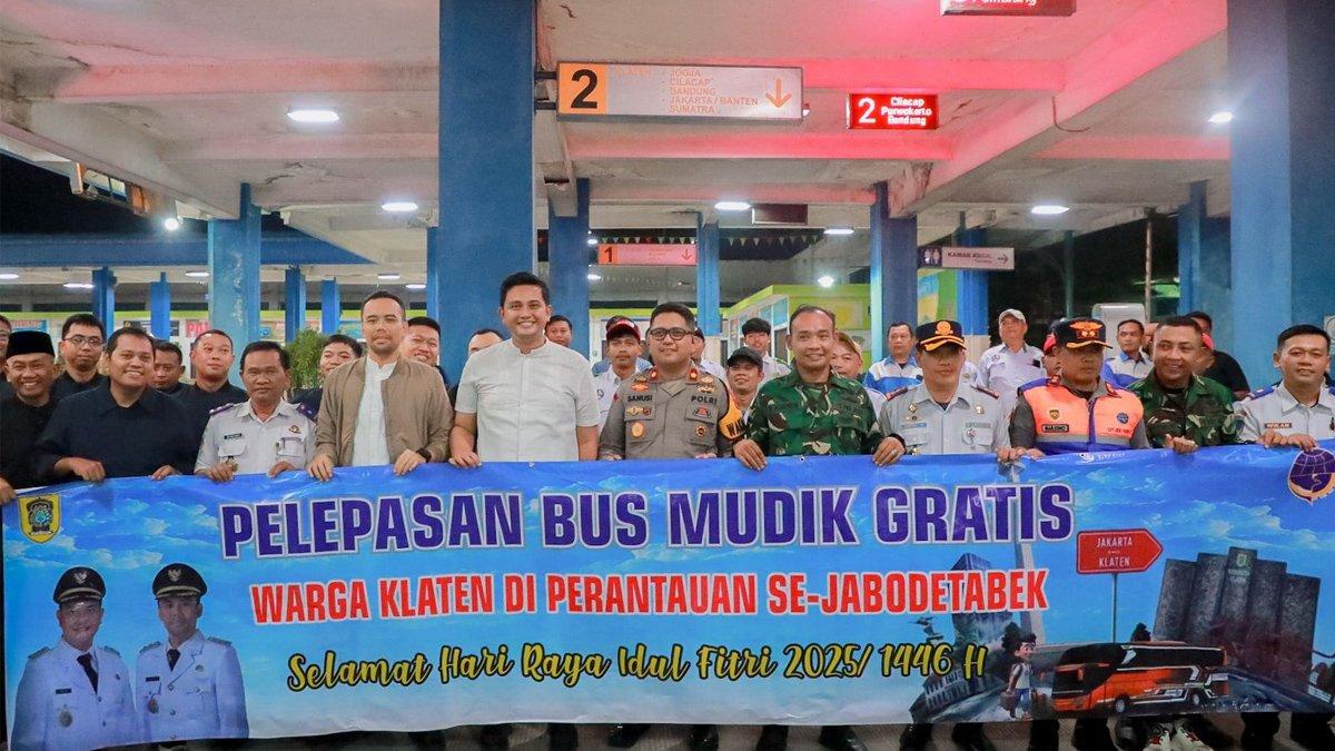 MUDIK GRATIS KLATEN - Bupati Klaten Hamenang Wajar Ismoyo dan Wakil Bupati Klaten Benny Indra Ardhianto lepas armada bus bertolak ke Jakarta untuk menjemput warga Klaten di tanah rantau kembali ke kampung halaman, di Terminal Ir Soekarno, Klaten, pada Senin (24/03/2025) malam.