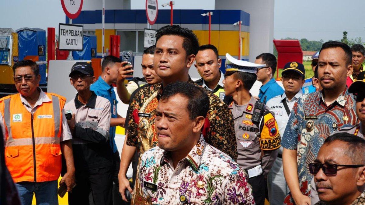 INFO KLATEN - Bupati Klaten Hamenang Wajar Ismoyo mendampingi Gubernur Jateng Ahmad Luthfi saat melakukan pengecekan jalan Tax On Location (tol) Klaten-Prambanan untuk arus mudik-balik Lebaran 2025, pada Jumat (21/3/2025). 