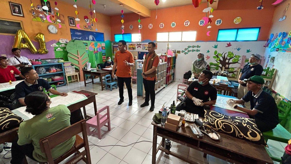 KHITANAN MASSAL KLATEN - Bupati Klaten Hamenang Wajar Ismoyo meninjau pelaksanaan khitanan massal gratis bagi anak-anak di wilayah Klaten yang digelar oleh Baznas Klaten, di Komplek Masjid Raya Klaten, pada Rabu (25/6/2025).